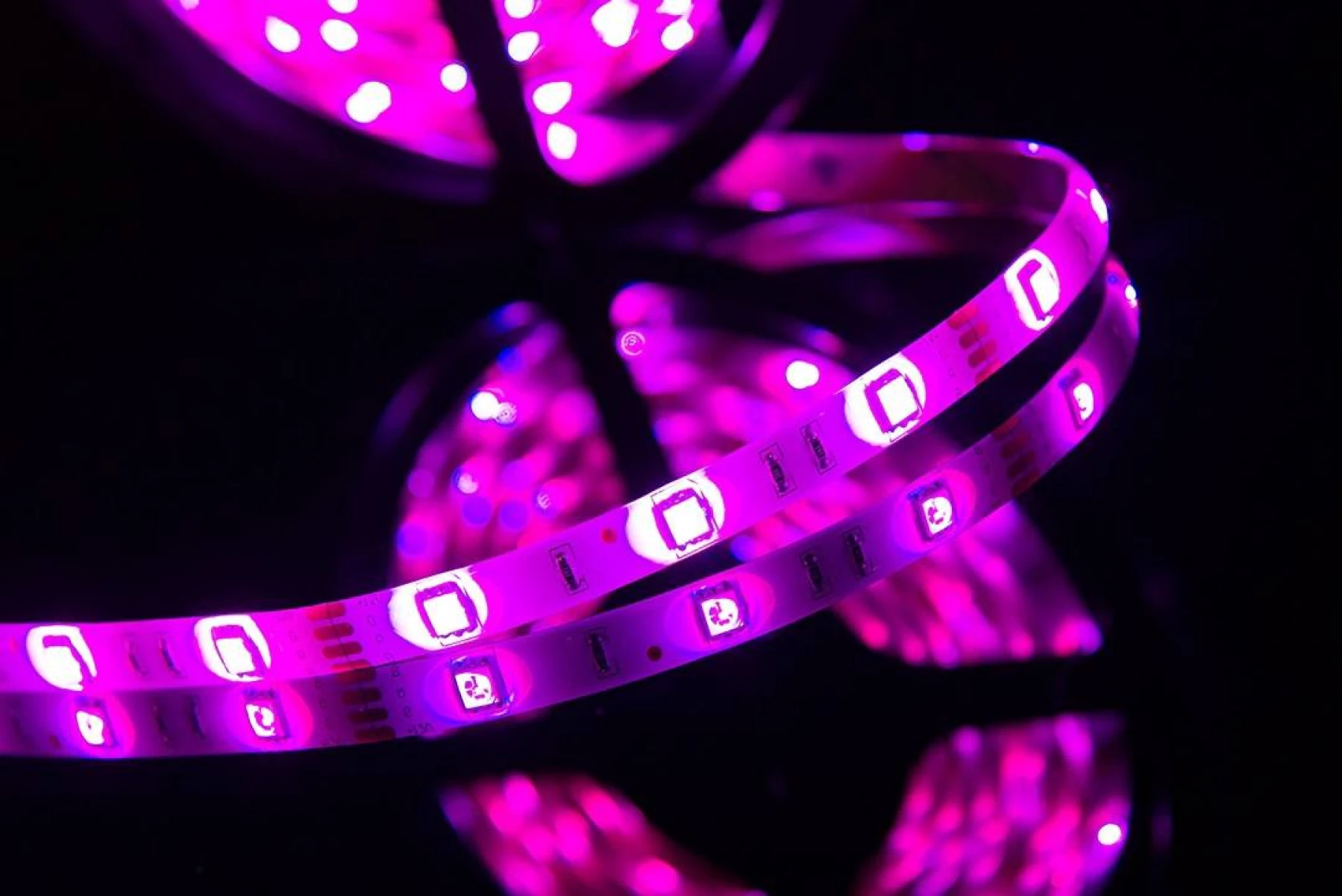 Лента со скотчем 3М светодиодная стандарт 5050, 30 LED/м, 7,2 Вт/м, 12В , IP65, Цвет: RGB