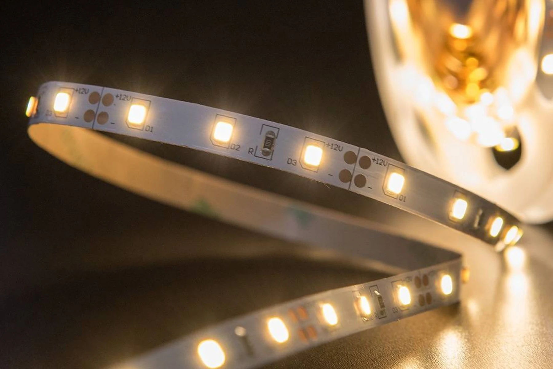 Лента светодиодная стандарт 2835, 60 LED/м, 6,3 Вт/м, 12В , IP20, Цвет: Теплый белый