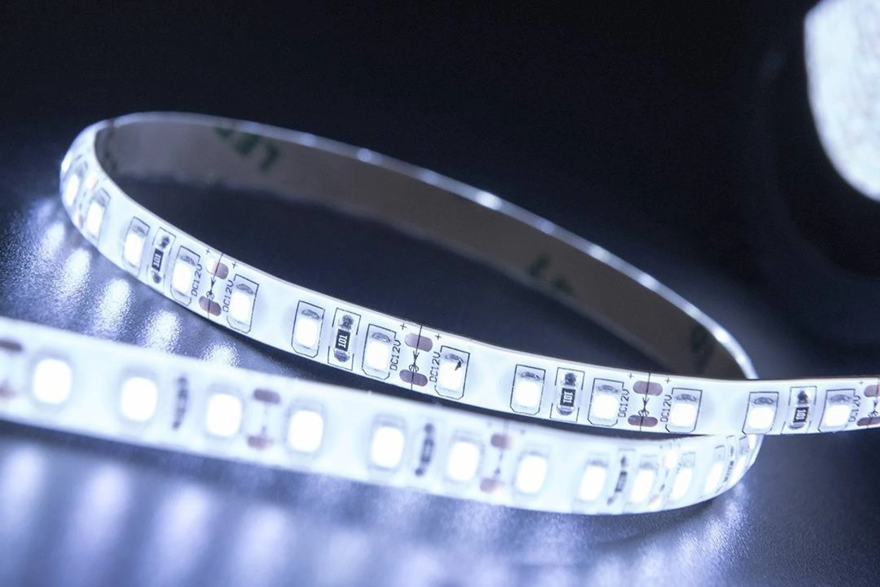 Лента со скотчем 3М светодиодная стандарт 2835, 120 LED/м, 9,6 Вт/м, 12В , IP20, Цвет: Холодный белый