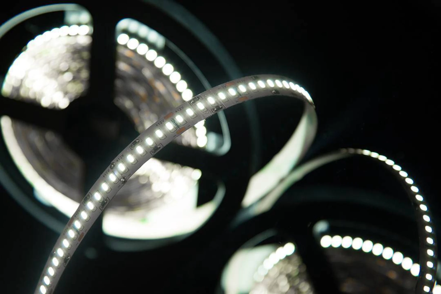 Лента со скотчем 3М светодиодная стандарт 3014, 240 LED/м, 24 Вт/м, 12В , IP20, Цвет: Холодный белый